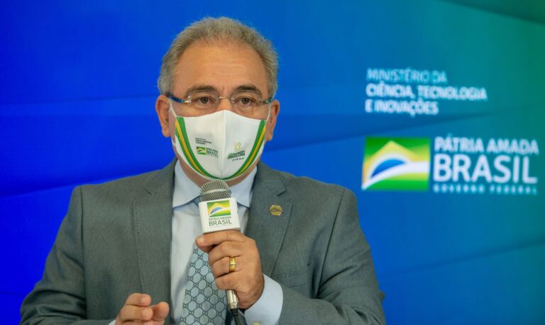 Ministro anuncia aquisição de 4,5 milhões de kits para intubação