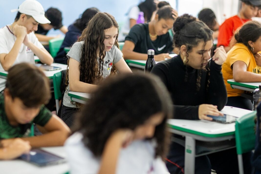 alunos estudando, rede publica, mesas